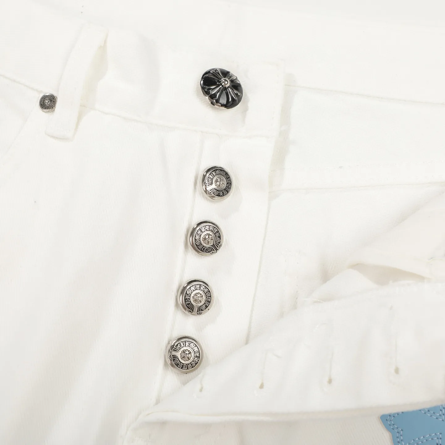 P230 💰 (Top version) Chrome Hearts/Chrome Hearts Classic white and blue series colored leather cross washed color fabric unisex denim trousers Vibe style straight stacked god-level version Carbon fine bias denim color cloth Old vintage full set of hardware - Chrome Hearts white cow series The high version uses high-ounce customized fabrics, fermentation washing and soft color fixation, soft and thick to wear, the details are all made by hand-polished craftsmanship, all-over printed jacquard fabric Unique design style. Through multiple processes to create a full retro feel. Unique niche non-contrast shirt. Customized distressed spray-painted buttons. Craftsmanship in every detail. Color: white and blue. Size: 28-30-32-34 (corresponding to S-M-L-XL)